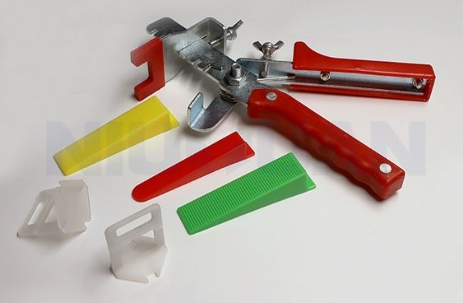 A high-quality tile leveling system kit including virgin PP clips, reusable wedges, and adjustable metal pliers.