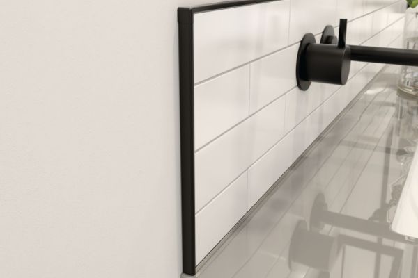 Profilé de finition pour carrelage de 8 mm à côté d'un carrelage métro de 8 mm